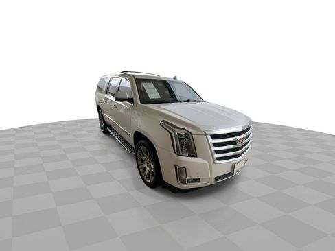 Used 2017 Cadillac Escalade ESV Luxury image 2
