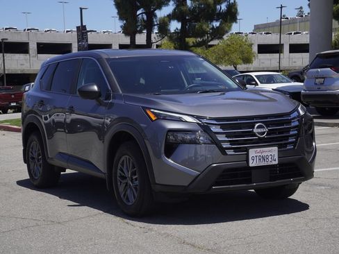 Used 2025 Nissan Rogue S FWD image 2