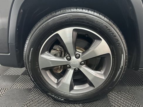 Used 2020 Jeep Cherokee Limited image 40