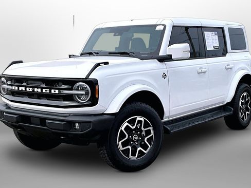 Used 2025 Ford Bronco Outer Banks image 12