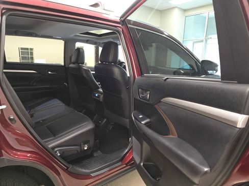 Used 2019 Toyota Highlander XLE AWD/4WD image 28