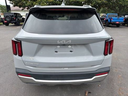 Used 2024 Kia Sorento S w/ Panoramic Sunroof Package FWD image 4