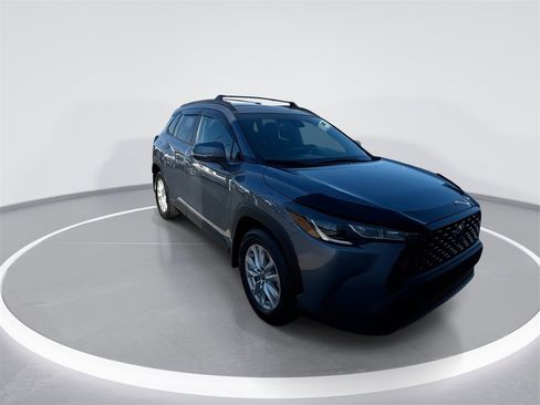 Used 2022 Toyota Corolla Cross LE image 2