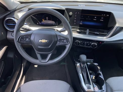 Used 2025 Chevrolet Trax LT FWD image 11