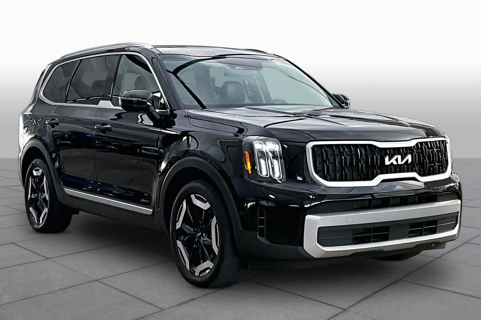 Used 2023 Kia Telluride EX w/ EX Captain's Chair Package FWD image 3