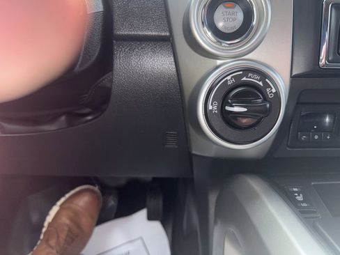 Used 2018 Nissan Titan SV w/ SV Convenience Package AWD/4WD image 15