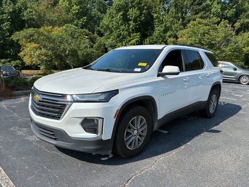 Used 2023 Chevrolet Traverse LT FWD image 2