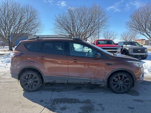 Used 2017 Ford Escape SE w/ SE Sport Appearance Package image 3