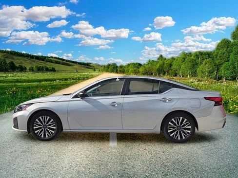 Used 2024 Nissan Altima 2.5 SV FWD image 3
