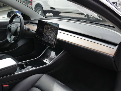 Used 2019 Tesla Model 3 Standard Range image 16