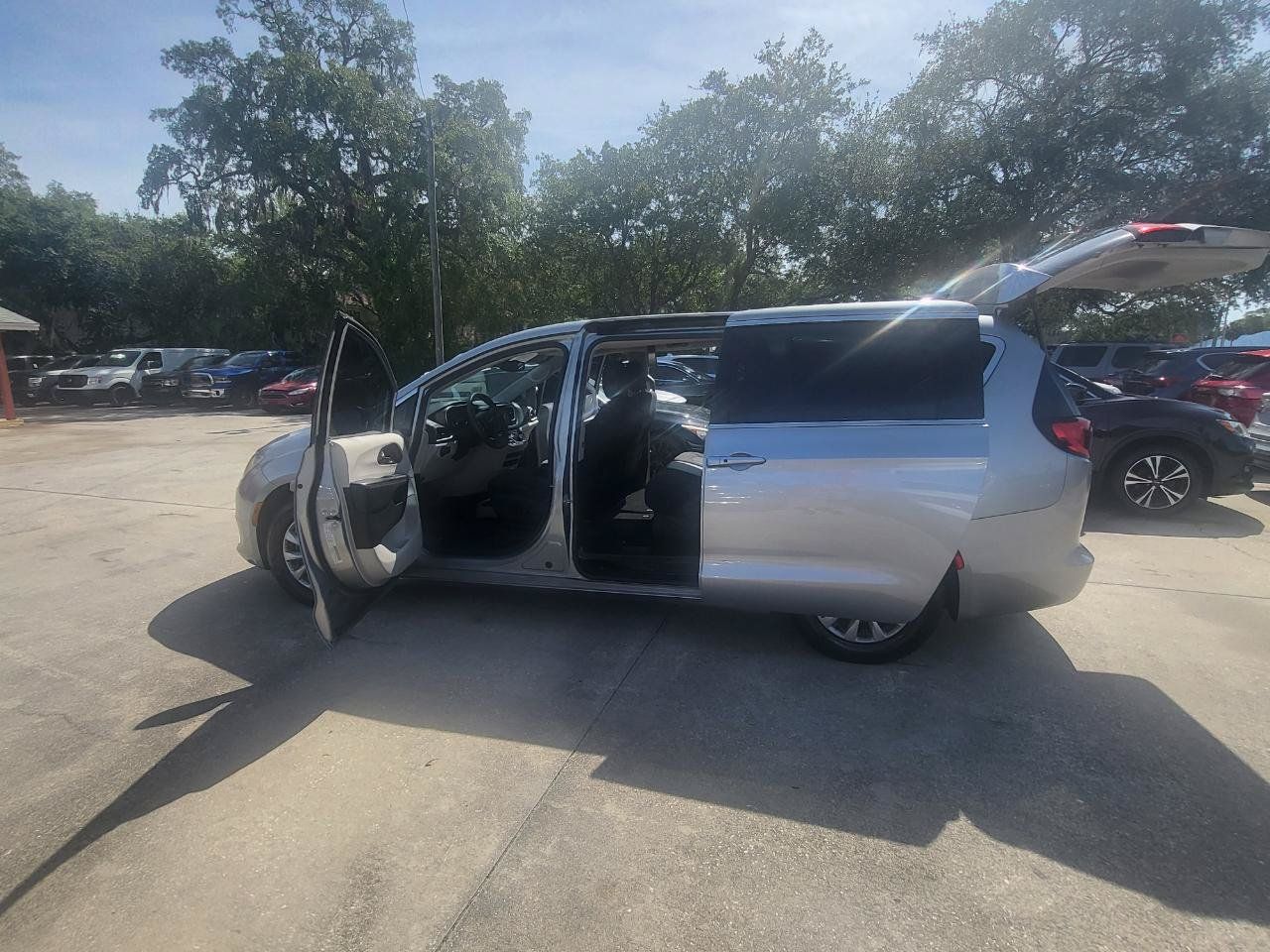 Used 2017 Chrysler Pacifica Touring w/ Tire & Wheel Group FWD image 92