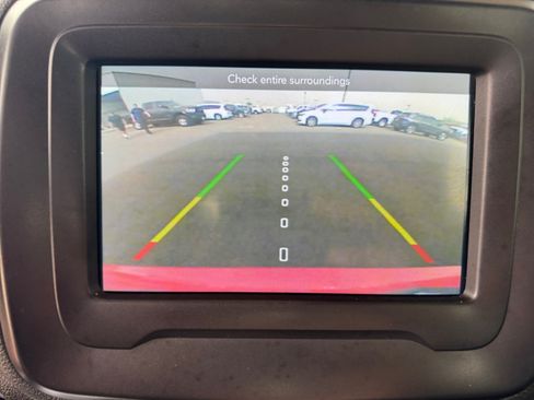 Used 2018 Jeep Renegade Latitude FWD image 18