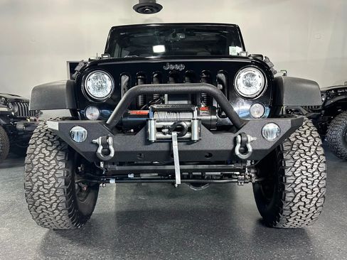 Used 2017 Jeep Wrangler Unlimited Rubicon w/ Connectivity Group image 3