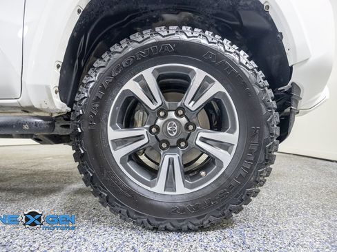 Used 2019 Toyota Tacoma TRD Sport AWD/4WD image 48