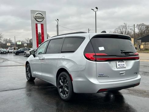 New 2026 Chrysler Pacifica Limited w/ S Appearance Package AWD/4WD image 5