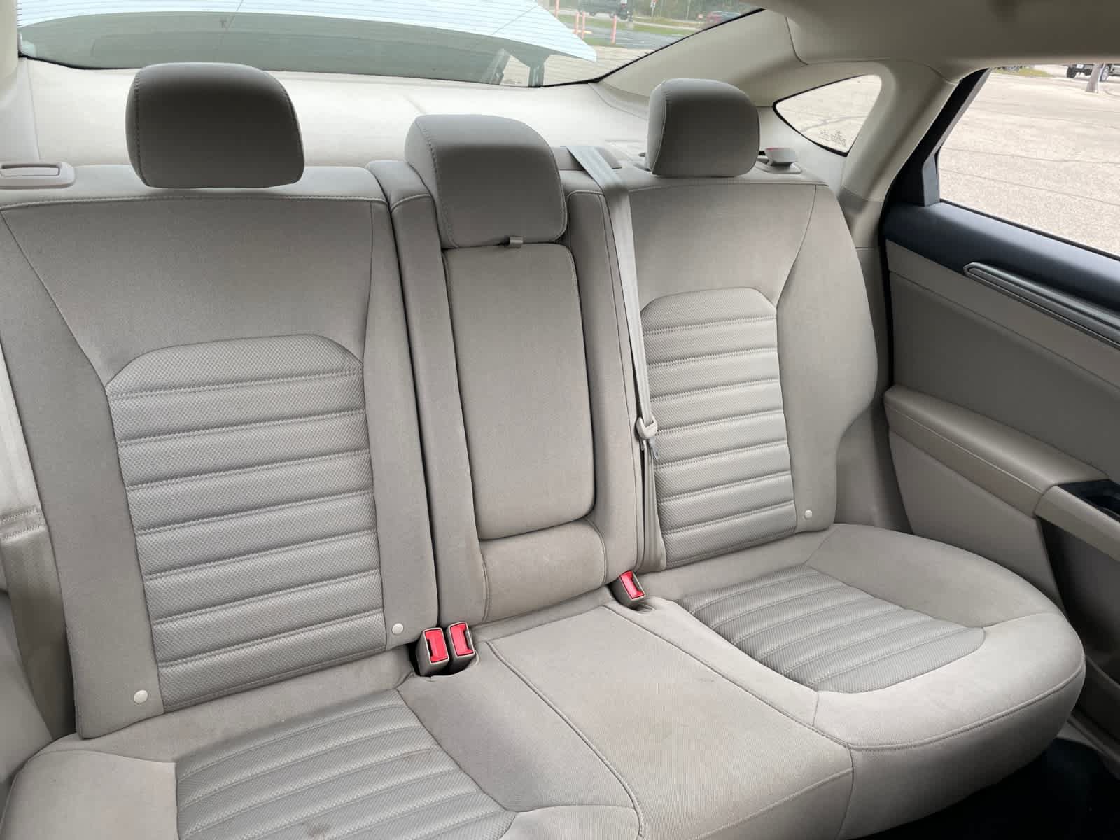 Used 2017 Ford Fusion SE FWD image 18
