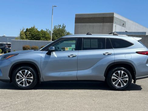 Used 2021 Toyota Highlander XLE AWD/4WD image 9