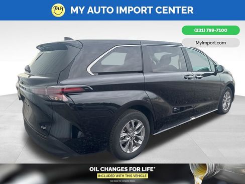Used 2025 Toyota Sienna XLE image 5