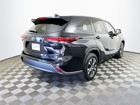 Used 2024 Toyota Highlander XLE image 8