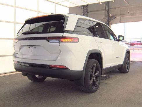 Used 2023 Jeep Grand Cherokee Altitude AWD/4WD image 4