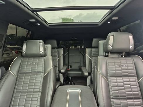 Certified 2024 Cadillac Escalade Premium Luxury Platinum w/ LPO, Floor Liner Package AWD/4WD image 31