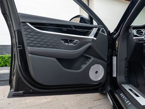 Certified 2025 Bentley Flying Spur Plug-In Hybrid AWD/4WD image 7