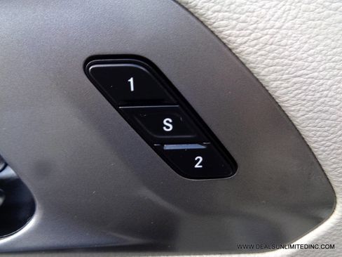 Used 2021 Chrysler Pacifica Touring-L FWD image 11