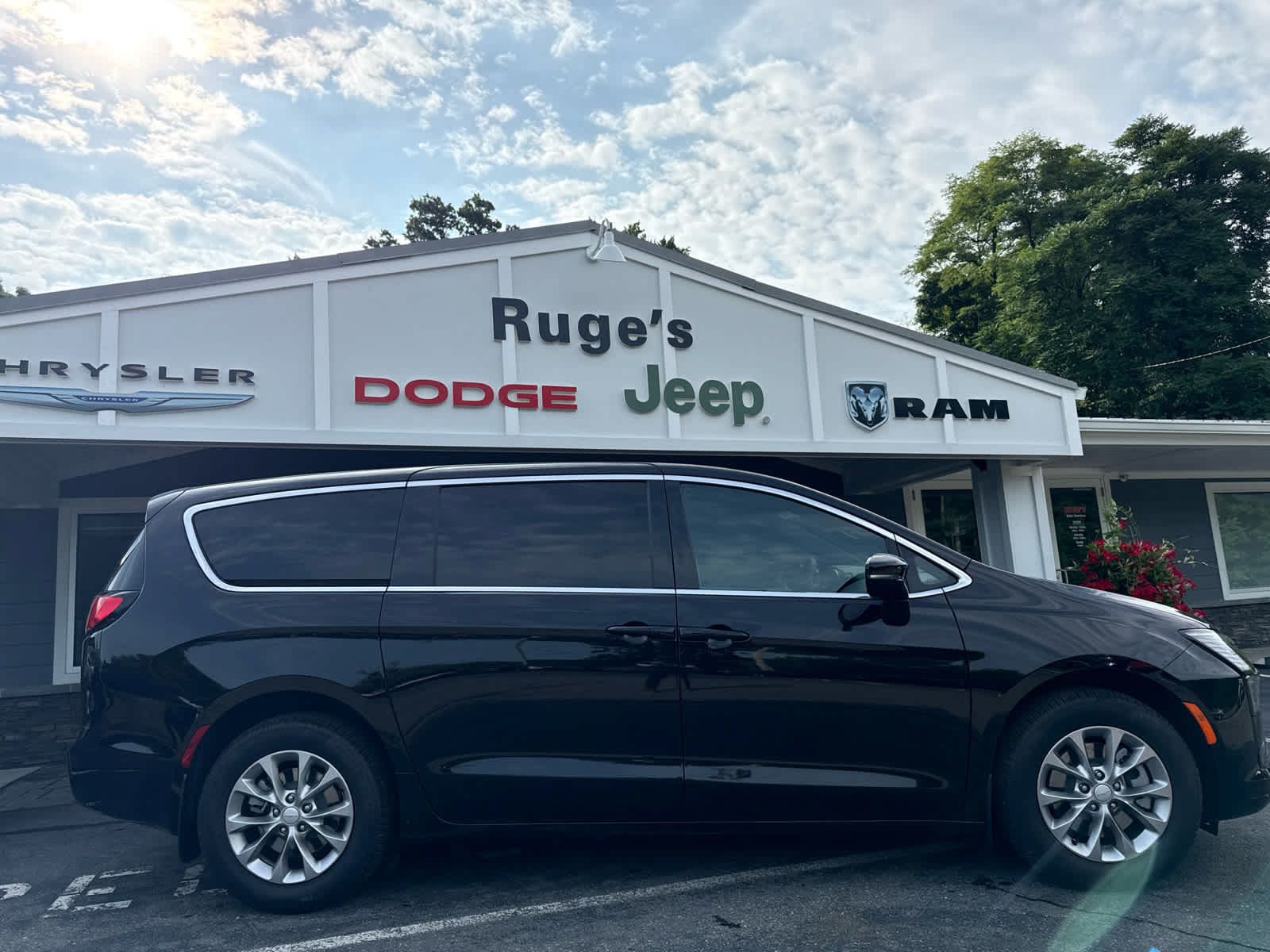 New 2027 Chrysler Pacifica Select AWD/4WD image 2