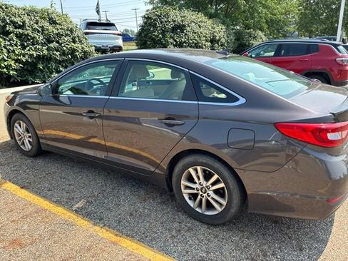 Used 2017 Hyundai Sonata SE FWD image 2