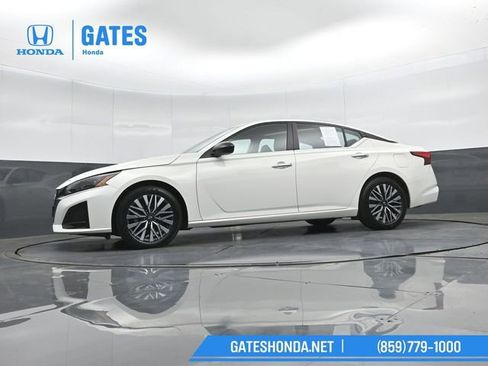 Used 2025 Nissan Altima 2.5 SV FWD image 39