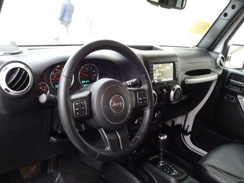 Used 2018 Jeep Wrangler Unlimited Sahara w/ Connectivity Group AWD/4WD image 10