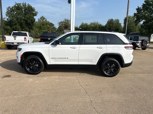 New 2024 Jeep Grand Cherokee Altitude image 2