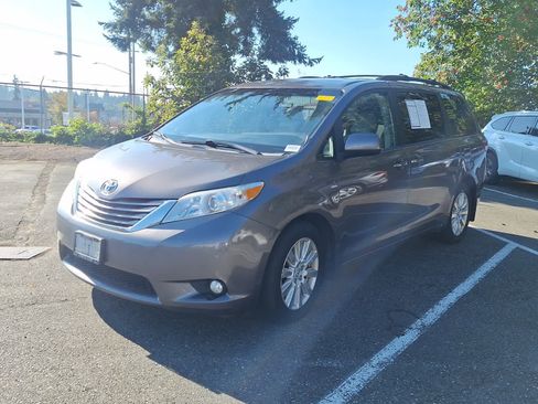 Used 2017 Toyota Sienna XLE Premium image 2