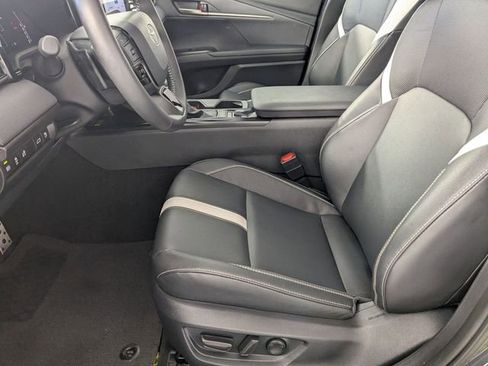 Used 2025 Toyota Camry SE image 12