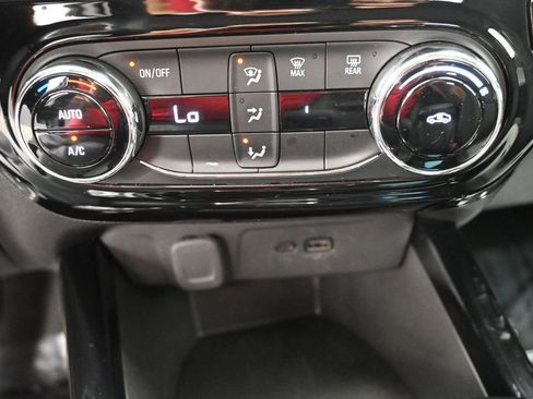 Used 2025 Chevrolet Trax LT FWD image 32