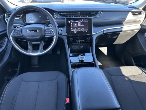 Certified 2023 Jeep Grand Cherokee Laredo image 9