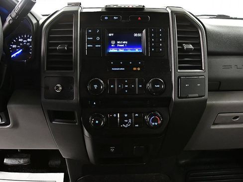 Used 2017 Ford F550 2WD Regular Cab Super Duty image 17