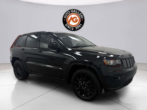 Used 2018 Jeep Grand Cherokee Altitude image 3