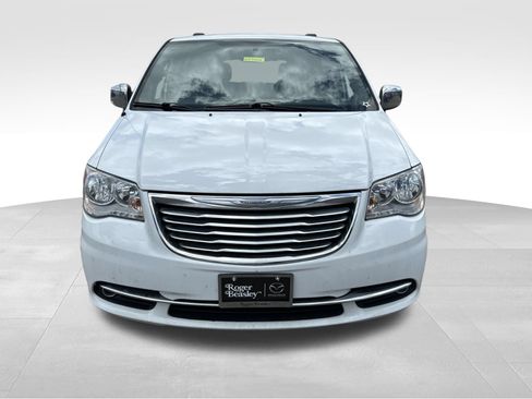 Used 2016 Chrysler Town & Country Touring-L FWD image 2