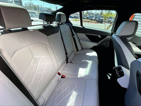 Used 2025 BMW 550e xDrive 550e xDrive w/ Premium Package image 27