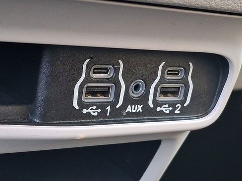 Used 2023 Chrysler Pacifica Touring-L image 21