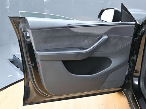 Used 2026 Tesla Model Y Long Range RWD image 43