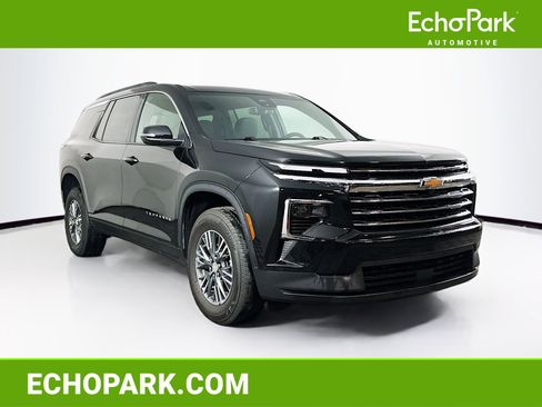 Used 2025 Chevrolet Traverse LT image 1