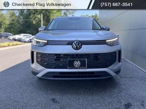 New 2025 Volkswagen Tiguan SE image 24