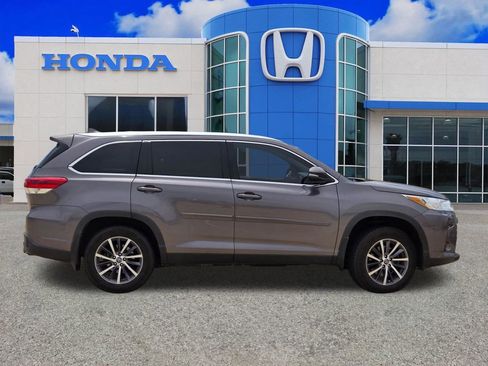 Used 2019 Toyota Highlander XLE AWD/4WD image 13