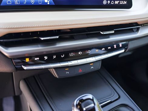 Used 2024 Cadillac XT4 Luxury w/ LPO, Floor Liner Package FWD image 18