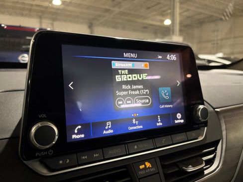 Used 2025 Nissan Altima 2.5 SV FWD image 19