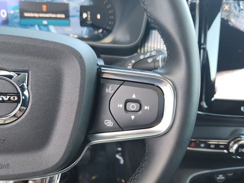 Used 2025 Volvo XC40 B5 Plus AWD/4WD image 18