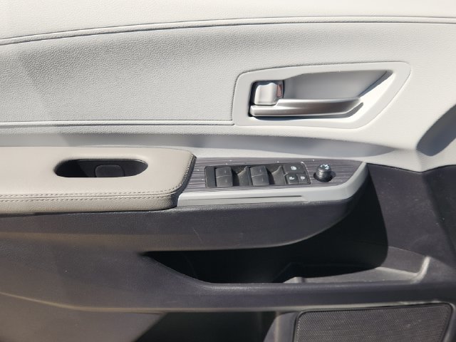 Used 2026 Toyota Sienna XLE FWD image 17