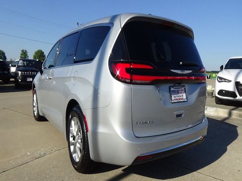 Used 2026 Chrysler Pacifica Limited FWD image 8